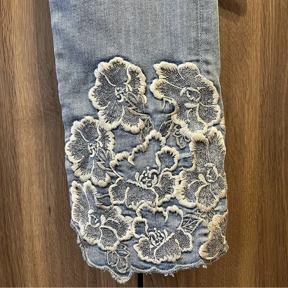 Driftwood Colette Floral Embroidered Jeans Size 28 (28X26) Straight Leg Crop - Picture 3 of 6